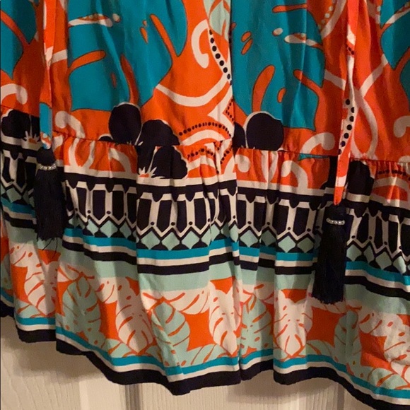 Crown & Ivy Curvy Peasant Top - Picture 6 of 8